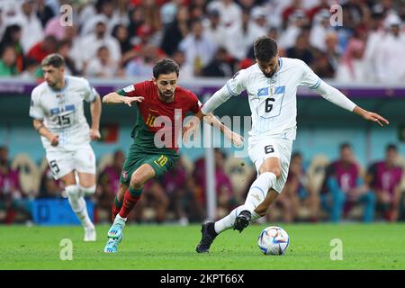 Lusail City, Katar. 28.. November 2022. Bernardo Silva, Rodrigo Bentancur beim FIFA-Weltmeisterschaftsspiel Katar 2022 Gruppe H zwischen Portugal und Uruguay am 28. November 2022 im Lusail-Stadion in Lusail City, Katar. (Foto: Pawel Andrachiewicz/PressFocus/Sipa USA) Guthaben: SIPA USA/Alamy Live News Stockfoto