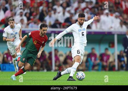 Lusail City, Katar. 28.. November 2022. Bernardo Silva, Rodrigo Bentancur beim FIFA-Weltmeisterschaftsspiel Katar 2022 Gruppe H zwischen Portugal und Uruguay am 28. November 2022 im Lusail-Stadion in Lusail City, Katar. (Foto: Pawel Andrachiewicz/PressFocus/Sipa USA) Guthaben: SIPA USA/Alamy Live News Stockfoto