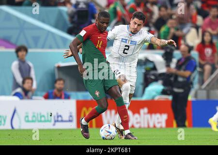 Lusail City, Katar. 28.. November 2022. William Carvalho, Jose Maria Gimenez beim FIFA World Cup Katar 2022 Group H Match zwischen Portugal und Uruguay am 28. November 2022 im Lusail Stadium in Lusail City, Katar. (Foto: Pawel Andrachiewicz/PressFocus/Sipa USA) Guthaben: SIPA USA/Alamy Live News Stockfoto