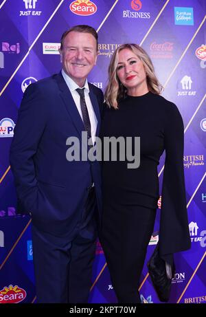 Phil Tufnell und Dawn Brown kommen bei den British Curry Awards 2022 bei Evolution London an. Foto: Montag, 28. November 2022. Stockfoto