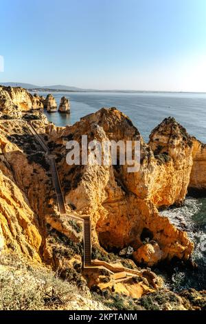 Goldene Klippen bei Sonnenaufgang in Ponta da Piedade bei Lagos, Portugal.spektakuläre Felsformationen mit Höhlen, Grotten und Meeresbögen.Sommer vacati Stockfoto