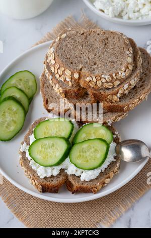 Roggenbrotscheiben mit Quark und Gurken Stockfoto
