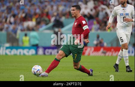 Lusail, Katar. 28.. November 2022. Der portugiesische Cristiano Ronaldo kämpft bei einem Fußballspiel zwischen Portugal und Uruguay in Gruppe H der FIFA-Weltmeisterschaft 2022 im Lusail-Stadion in Lusail, Staat Katar, am Montag, den 28. November 2022 um den Ball. BELGA PHOTO VIRGINIE LEFOUR Kredit: Belga News Agency/Alamy Live News Stockfoto