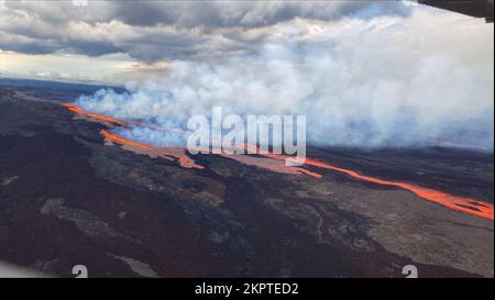 Mauna Loa, Hawaii, USA. 28.. November 2022. Der Mauna Loa auf Hawaii, der weltweit größte aktive Vulkan, brach am Sonntag zum ersten Mal seit 1984 aus und beendete damit die längste Ruhezeit in der Geschichte. Der Nachthimmel über Hawaiis größter Insel glühte höllisch rot, als am Gipfel des Vulkans gegen 11:30 Uhr Ortszeit am Sonntag eine helle, heiße Lava entbrannte. Die Lava ist innerhalb des Gipfels eingeschlossen und bedroht die Hawaiianer nicht, die im Moment den Abhang hinunter leben, die USA Der Geologische Dienst (USGS) hat dazu beigetragen. Luftaufnahmen um 7:15 UHR Ortszeit (HST) vom Zivilluftpatrouillenflug. Nordosten Stockfoto