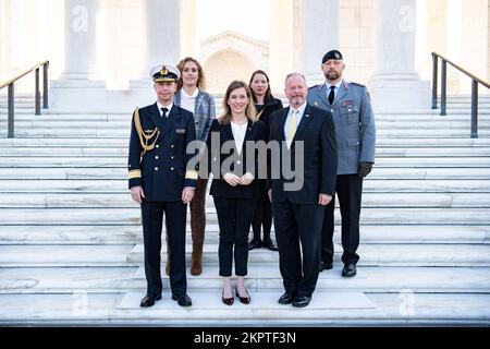 (Vordere Reihe, von links nach rechts) Deutsche Marine Hinten ADM. Axel Ristau, Verteidigungsattaché, deutsche Botschaft in DC; Stellvertretender Verteidigungsminister Siemtje Möller; Bob Quackenbush, stellvertretender Stabschef, Arlington National Cemetery, und andere posieren für ein Foto auf den westlichen Stufen des Memorial Amphitheater am Arlington National Cemetery, Arlington, Virginia, am 3. November 2022. Stockfoto