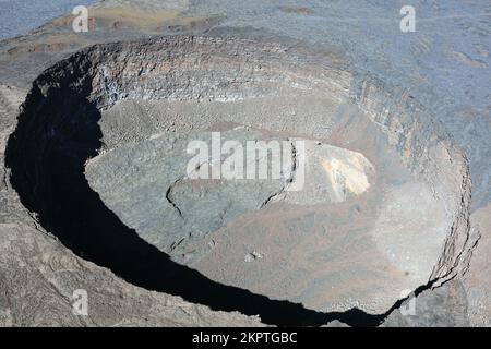 Big Island, Hawaii, USA. 28.. Okt. 2022. LUA Poholo, ein Grubenkrater auf der nördlichen Seite von Mokuaweoweo, Mauna Loas Gipfelcaldera, in der Nähe, wo die nordöstliche Rift Zone auf die Gipfelcaldera trifft. Ein Teil des Bodens vor dem Einsturz des Grubenkraters blieb intakt, als sich der Grubenkrater gebildet hat, und ist sichtbar als die schräge Platte am Fuß. Jüngere Lavaströme, die über den Rand des Grubenkraters gezogen sind, sind auf der rechten Seite des Bildes sichtbar, ältere Spaltschlitze sind im oberen linken Teil des Bildes sichtbar. Kredit: K. Mulliken/USGS/ZUMA Press Wire Service/ZUMAPRESS.com/Alamy Live News Stockfoto