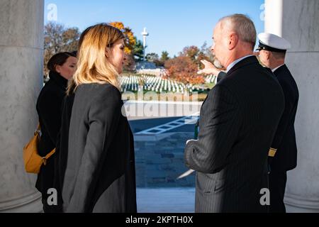 Bob Quackenbush (Mitte rechts), stellvertretender Stabschef des Nationalfriedhofs Arlington, spricht mit dem stellvertretenden Verteidigungsminister Siemtje Möller (Mitte links) im GedenkAmphitheater auf dem Nationalfriedhof Arlington, Arlington, Virginia, am 3. November 2022. Während seiner Zeit bei ANC legte Möller einen Kranz am Grab des unbekannten Soldaten. Stockfoto