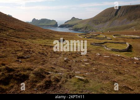 Mauerbauten und Schutzräume auf der Inselgruppe St. Kilda, Äußere Hebriden, Schottland Stockfoto