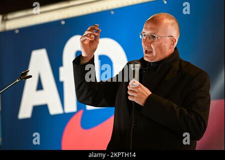 24. November 2022, Sachsen-Anhalt, Halle (Saale): AfD-Mitglied des Bundestages Jörn König spricht auf einer Kundgebung am Riebeckplatz in Halle. Foto: Heiko Rebsch/dpa Stockfoto