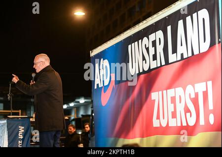 24. November 2022, Sachsen-Anhalt, Halle (Saale): AfD-Mitglied des Bundestages Jörn König spricht auf einer Kundgebung am Riebeckplatz in Halle. Foto: Heiko Rebsch/dpa Stockfoto