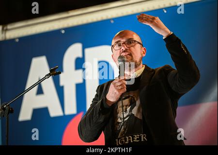 24. November 2022, Sachsen-Anhalt, Halle (Saale): Hans-Thomas Tillschneider, AfD-Mitglied des landesparlaments Sachsen-Anhalt und stellvertretender Staatsvorsitzender, spricht bei einer Kundgebung am Riebeckplatz in Halle. Foto: Heiko Rebsch/dpa Stockfoto