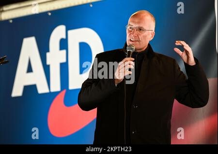 24. November 2022, Sachsen-Anhalt, Halle (Saale): AfD-Mitglied des Bundestages Jörn König spricht auf einer Kundgebung am Riebeckplatz in Halle. Foto: Heiko Rebsch/dpa Stockfoto