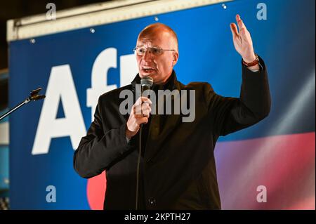 24. November 2022, Sachsen-Anhalt, Halle (Saale): AfD-Mitglied des Bundestages Jörn König spricht auf einer Kundgebung am Riebeckplatz in Halle. Foto: Heiko Rebsch/dpa Stockfoto