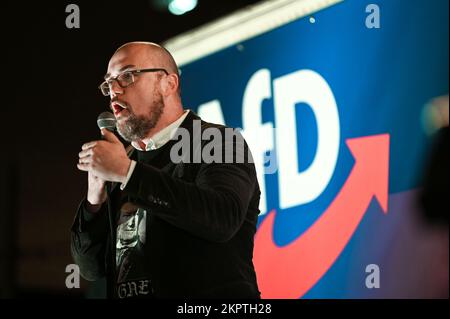 24. November 2022, Sachsen-Anhalt, Halle (Saale): Hans-Thomas Tillschneider, AfD-Mitglied des landesparlaments Sachsen-Anhalt und stellvertretender Staatsvorsitzender, spricht bei einer Kundgebung am Riebeckplatz in Halle. Foto: Heiko Rebsch/dpa Stockfoto