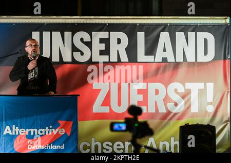 24. November 2022, Sachsen-Anhalt, Halle (Saale): Hans-Thomas Tillschneider, AfD-Mitglied des landesparlaments Sachsen-Anhalt und stellvertretender Staatsvorsitzender, spricht bei einer Kundgebung am Riebeckplatz in Halle. Foto: Heiko Rebsch/dpa Stockfoto