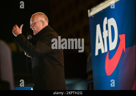 24. November 2022, Sachsen-Anhalt, Halle (Saale): AfD-Mitglied des Bundestages Jörn König spricht auf einer Kundgebung am Riebeckplatz in Halle. Foto: Heiko Rebsch/dpa Stockfoto