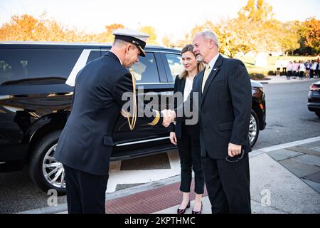 Bob Quackenbush (rechts), stellvertretender Stabschef, Nationalfriedhof Arlington, begrüßt den deutschen Marinefachmann Axel Ristau (links), Verteidigungsattaché, deutsche Botschaft in DC und stellvertretender Verteidigungsminister Siemtje Möller (Zentrum) bei ihrer Ankunft auf dem Nationalfriedhof Arlington, Arlington, Virginia, am 3. November 2022. Während ihrer Zeit bei ANC legten Möller und Ristau einen Kranz am Grab des unbekannten Soldaten. Stockfoto