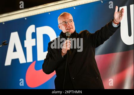 24. November 2022, Sachsen-Anhalt, Halle (Saale): AfD-Mitglied des Bundestages Jörn König spricht auf einer Kundgebung am Riebeckplatz in Halle. Foto: Heiko Rebsch/dpa Stockfoto