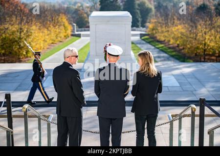 (Von links nach rechts) Bob Quackenbush, stellvertretender Stabschef, Nationalfriedhof Arlington; Deutscher Marineflieger ADM. Axel Ristau, Verteidigungsattaché, deutsche Botschaft in DC; Und der stellvertretende Verteidigungsminister Siemtje Möller sehen den Wachwechsel am Grab des unbekannten Soldaten, Nationalfriedhof Arlington, Arlington, Virginia, 3. November, 2022. Während der ANC legten Möller und Ristau einen Kranz am Grab des unbekannten Soldaten. Stockfoto