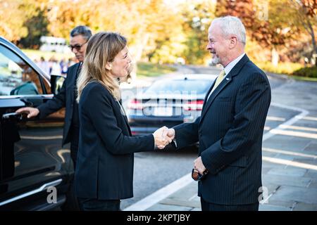 Bob Quackenbush (rechts), stellvertretender Stabschef des Nationalfriedhofs Arlington, begrüßt die stellvertretende deutsche Verteidigungsministerin Siemtje Möller (links) bei ihrer Ankunft auf dem Nationalfriedhof Arlington, Virginia, am 3. November 2022. Während seiner Zeit bei ANC legte Möller einen Kranz am Grab des unbekannten Soldaten. Stockfoto