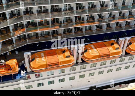 Kusadasi, Türkei - Mai 2022: Ariel-Blick auf leuchtend orangefarbene Rettungsboote, die an der Seite eines Kreuzfahrtschiffs gelagert sind Stockfoto