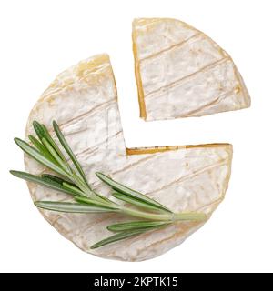 Camembert-Käse isoliert auf weißem Hintergrund, frischer Camembert-Käse mit geschnittenem Camembert isoliert. Stockfoto