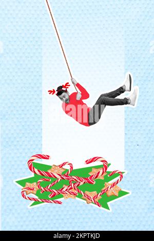 Collage Picture Postkartenmann trägt roten Pullover zur Feier der Neujahrsfeiertage Hang Air Crazy will mehr Süßigkeiten isoliert auf blauem Hintergrund Stockfoto