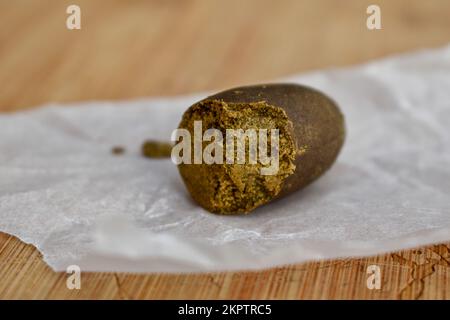 Cannabisharz. Doppelt Gefiltertes Haschisch-Pellet. Stockfoto