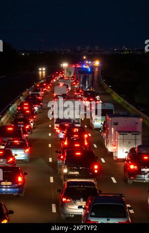 Frankreich, Loiret (45), Orleans, Verkehrsstau bei Einbruch der Nacht auf der Autobahn A10 aufgrund eines Unfalls an einem Cross-Country-Wochenende im heißen Sommer Stockfoto