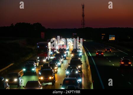 Frankreich, Loiret (45), Orleans, Verkehrsstau bei Einbruch der Nacht auf der Autobahn A10 aufgrund eines Unfalls an einem Cross-Country-Wochenende im heißen Sommer Stockfoto