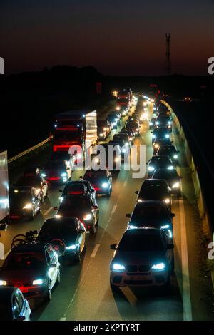 Frankreich, Loiret (45), Orleans, Verkehrsstau bei Einbruch der Nacht auf der Autobahn A10 aufgrund eines Unfalls an einem Cross-Country-Wochenende im heißen Sommer Stockfoto