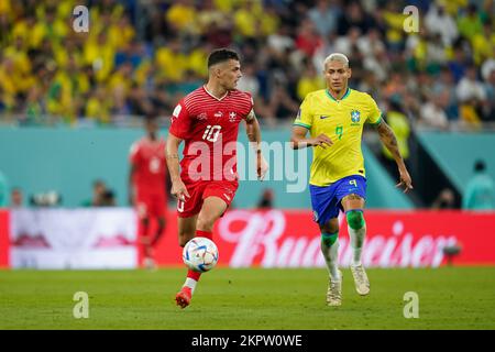 DOHA, KATAR - NOVEMBER 28: Spieler der Schweiz Granit Xhaka treibt den Ball während des FIFA-Weltmeisterschafts-G-Spiels der Gruppe 2022 zwischen Brasilien und der Schweiz am 28. November 2022 in Doha, Katar, im Stadium 974 an. (Foto: Florencia Tan Jun/PxImages) Stockfoto