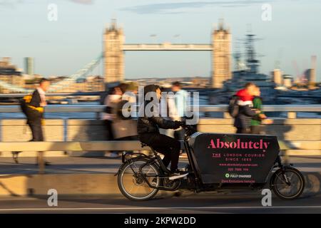 Ein absoluter Fahrradkurier, der mit einem Urban Arrow e-Cargo-Bike über die London Bridge fährt, London, Großbritannien. 28. Okt. 2022 Stockfoto