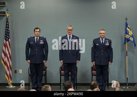 Die 137.. Luftschleuse beförderte ihren Senior Enlisted Leader (SEL) Senior Master Sgt. Vincent Fasano in den Rang des Chief Master Sergeant, während einer Zeremonie im 105.. Luftschleusflügel, Stewart Air National Guard Base, Newburgh, NY, am 3. November 2022. Stockfoto