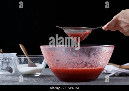 Prozess der Herstellung von Erdbeermarmelade. Hausmannskost, Studiofoto Stockfoto