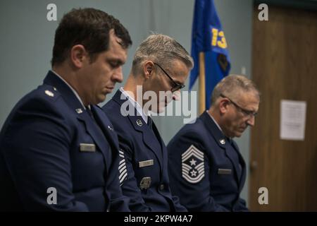 Die 137.. Luftschleuse beförderte ihren Senior Enlisted Leader (SEL) Senior Master Sgt. Vincent Fasano in den Rang des Chief Master Sergeant, während einer Zeremonie im 105.. Luftschleusflügel, Stewart Air National Guard Base, Newburgh, NY, am 3. November 2022. Stockfoto