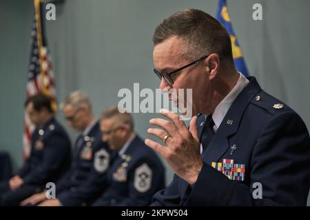 Die 137.. Luftschleuse beförderte ihren Senior Enlisted Leader (SEL) Senior Master Sgt. Vincent Fasano in den Rang des Chief Master Sergeant, während einer Zeremonie im 105.. Luftschleusflügel, Stewart Air National Guard Base, Newburgh, NY, am 3. November 2022. Stockfoto