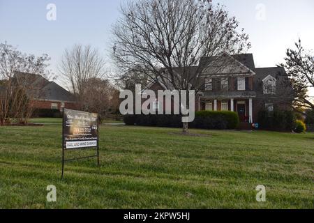 MOORSEVILLE, NC - NOVEMBER 24: Plakate verschiedener Immobilienmakler, die für den Verkauf werben. Die Verkäufe von Neubauten im Oktober verzeichneten eine saisonbereinigte jährliche Rate von 632.000, was einer Zunahme von 7,5 % gegenüber September entspricht, aber einem Rückgang von 5,8 % gegenüber Oktober 2021, laut Angaben der USA Volkszählungsamt und die USA Department of Housing and Urban Development (Ministerium für Wohnungswesen und Stadtentwicklung). Der durchschnittliche Verkaufspreis eines neuen Hauses, das im Oktober verkauft wurde, betrug 493.000 US-Dollar. Der durchschnittliche Verkaufspreis betrug am 24. November 2022 in Moorseville, North Carolina, $544.000 US-Dollar. (Foto: JL/Sipa USA) Stockfoto