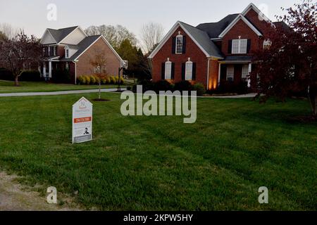 MOORSEVILLE, NC - NOVEMBER 24: Plakate verschiedener Immobilienmakler, die für den Verkauf werben. Die Verkäufe von Neubauten im Oktober verzeichneten eine saisonbereinigte jährliche Rate von 632.000, was einer Zunahme von 7,5 % gegenüber September entspricht, aber einem Rückgang von 5,8 % gegenüber Oktober 2021, laut Angaben der USA Volkszählungsamt und die USA Department of Housing and Urban Development (Ministerium für Wohnungswesen und Stadtentwicklung). Der durchschnittliche Verkaufspreis eines neuen Hauses, das im Oktober verkauft wurde, betrug 493.000 US-Dollar. Der durchschnittliche Verkaufspreis betrug am 24. November 2022 in Moorseville, North Carolina, $544.000 US-Dollar. (Foto: JL/Sipa USA) Stockfoto