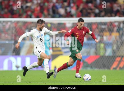 Lusail, Katar. 28.. November 2022. Rodrigo Bentancur (L) von Uruguay spielt mit Cristiano Ronaldo von Portugal während des Spiels der Gruppe H zwischen Portugal und Uruguay bei der FIFA-Weltmeisterschaft 2022 im Lusail-Stadion in Lusail, Katar, 28. November 2022. Kredit: Cao Can/Xinhua/Alamy Live News Stockfoto