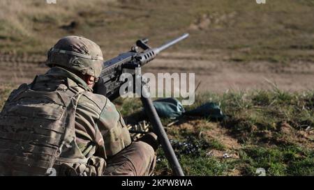 Anthony Samson, Hauptquartier und Hauptquartier, 1.. Bataillon, 12.. Kavallerie-Regiment, 3.. Bewaffnete Brigaden-Kampfeinheit, 1.. Kavallerie-Division, führt Waffenqualifizierung mit dem Browning m2 .50 Caliber Machine Gun durch, 3. November 2022. Soldaten qualifizieren sich mit verschiedenen Waffensystemen, um die Bereitschaft zu gewährleisten und sicherzustellen, dass sie die Waffeneinsatzverfahren kennen. Stockfoto