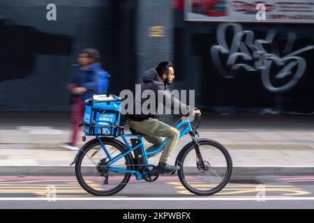 Ein hungriger Panda-Fahrradkurier, der auf einem E-Bike entlang der York Road fährt. Die Hungry Panda Company ist auf die Lieferung chinesischer Lebensmittel und Lebensmittel spezialisiert. York Roa Stockfoto