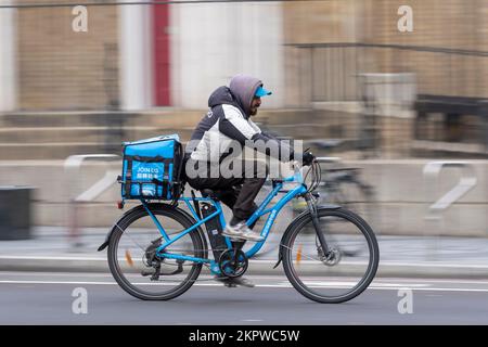 Ein hungriger Panda-Fahrradkurier, der auf einem E-Bike entlang der Waterloo Road fährt. Die Hungry Panda Company ist auf die Lieferung chinesischer Lebensmittel und Lebensmittel spezialisiert. Wate Stockfoto