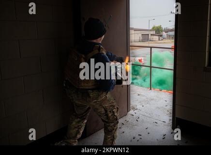 USA Air Force Staff Sgt. William McLaughlin, 51.. Sicherheitsstaffel (SFS) Kampfausbilder, feuert Platzpatronen aus einem M240-mm-Maschinengewehr während eines gemeinsamen Kampfbereitschafts-Kurses (Joint Combat Readiness Course, CRC) mit Militärpolizisten der Republik Korea auf dem Luftwaffenstützpunkt Osan, ROK, 3. November 2022. McLaughlin und andere SFS Defenders spielten während der Schulung die gegnerische Kraft, um die Fähigkeit der gemeinsamen Partner zu testen, die CRC-Taktiken in einem realen Szenario richtig anzuwenden. Stockfoto