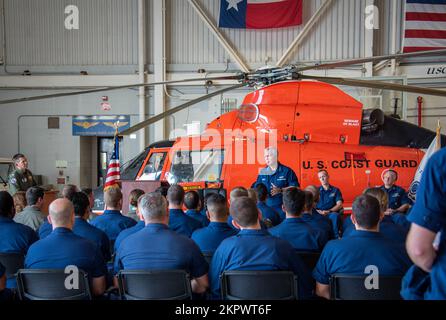 Küstenwache ADM. Steven Poulin, Vizekommandant der Küstenwache, spricht am 3. November 2022 bei einem Treffen mit allen Händen an der Flugstation in Houston, Texas, vor der Besatzung der Küstenwache Air Station Houston. Poulin und Vice ADM Kevin Lunday, Commander der Küstenwache Atlantic Area, flogen nach Houston, um Einheiten in der Gegend zu besuchen und hochleistungsfähiges Personal zu würdigen. Stockfoto