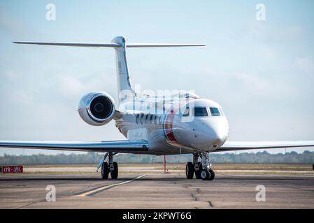 Ein Jet der Küstenwache Gulfstream V (CG-01) landet am Coast Guard Air Station Houston, Texas, 3. November 2022. Admiral Steven Poulin, Vizekommandant der Küstenwache, und Vizekommandant Kevin Lunday, Kommandeur der Küstenwache Atlantik, flogen nach Houston, um Einheiten in der Gegend zu besuchen und Hochleistungspersonal zu würdigen. Stockfoto