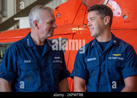 Steven Poulin, stellvertretender Befehlshaber der Küstenwache, interagiert mit Petty Officer 2. Class Taylor Anderson, einem Wartungstechniker der Küstenwache an der Luftwaffenstützstelle Houston, während eines Treffens mit allen Mitarbeitern am Flugplatz in Houston, Texas, am 3. November 2022. Poulin und Vice ADM Kevin Lunday, Commander der Küstenwache Atlantic Area, flogen nach Houston, um Einheiten in der Gegend zu besuchen und hochleistungsfähiges Personal zu würdigen. Stockfoto