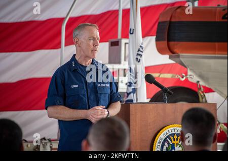 Vizepräsident der Küstenwache Kevin Lunday, Commander der Küstenwache Atlantic Area, spricht am 3. November 2022 bei einem Treffen in der Einheit in Houston, Texas, vor der Crew des Coast Guard Maritime Safety & Security Teams Houston. Lunday und ADM Steven Poulin, Vizekommandant der Küstenwache, flogen nach Houston, um Einheiten in der Gegend zu besuchen und hochleistungsfähige Mitarbeiter zu würdigen. Stockfoto