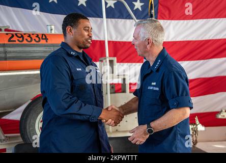 Coast Guard ADM. Steven Poulin, Vizekommandant der Küstenwache, beglückwünscht Leutnant Joshua Moore, Einsatzoffizier der Küstenwache Maritime Safety & Security Team Houston, zu einem Treffen mit allen Händen in der Einheit in Houston, Texas, am 3. November 2022. Poulin und Vice ADM Kevin Lunday, Commander der Küstenwache Atlantic Area, flogen nach Houston, um Einheiten in der Gegend zu besuchen und hochleistungsfähiges Personal zu würdigen. Stockfoto