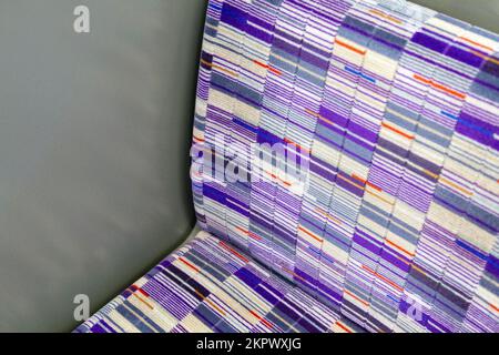 Grafisches Liniendesign auf der Moquette-Polsterung in den neuen Zügen der Elizabeth Line Klasse 345, London, Großbritannien Stockfoto